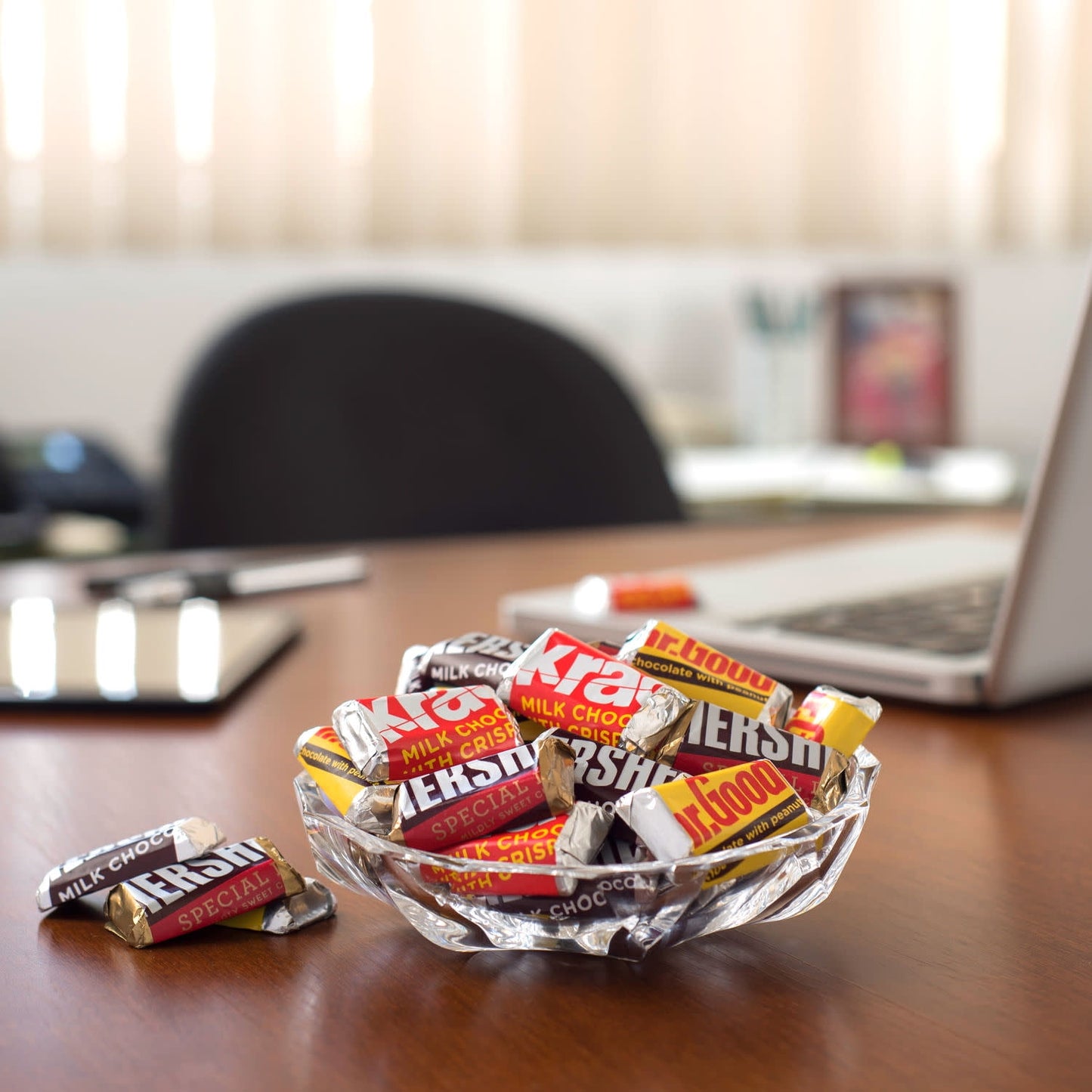 Hershey's Miniatures Assorted Chocolate Candy Family Pack, 15.9 oz